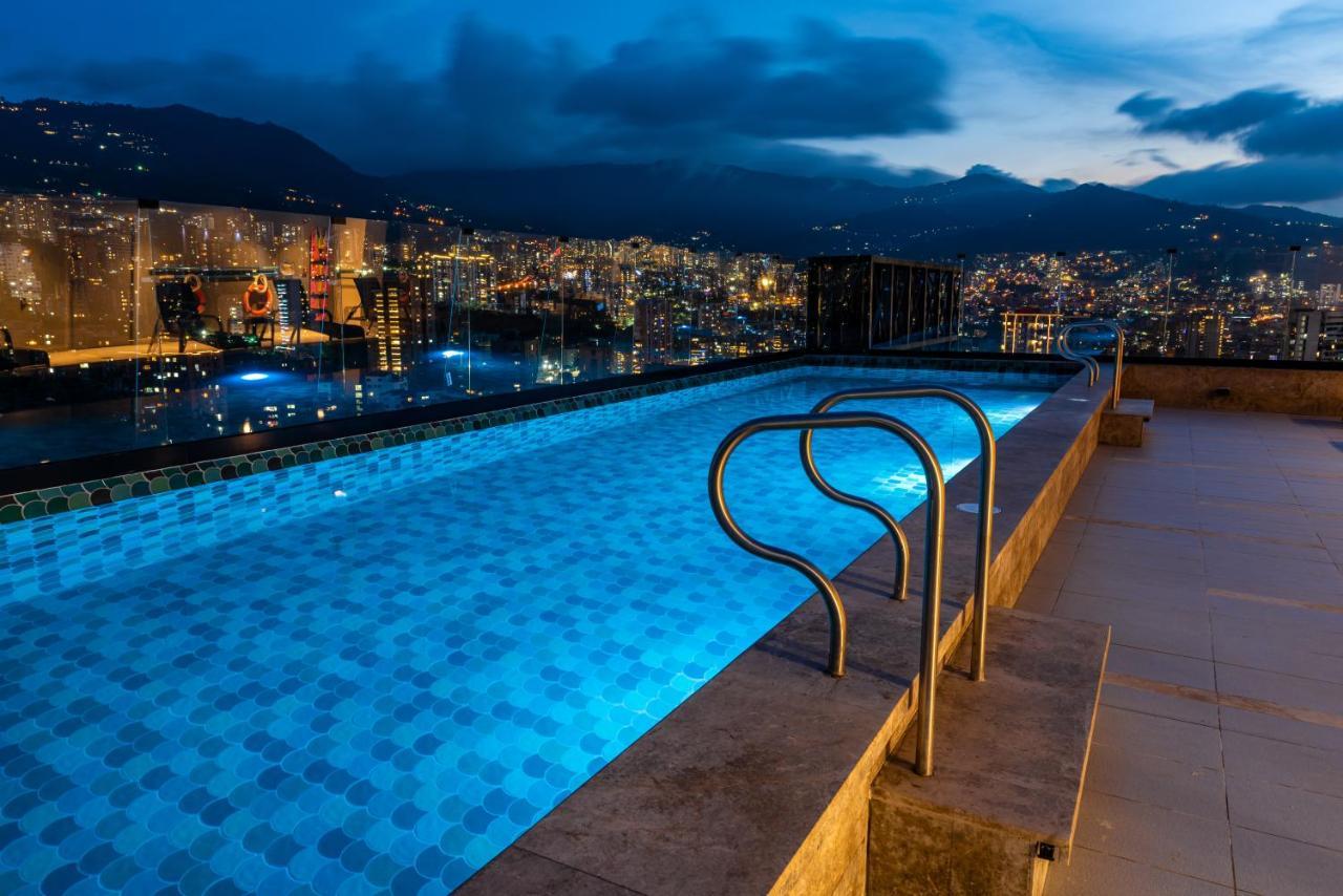 Hotel York Luxury Suites Medellin By Preferred Exteriör bild Infinity pool at the top of the hotel