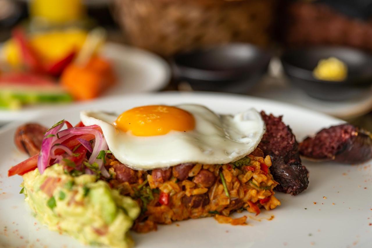 Hotel York Luxury Suites Medellin By Preferred Exteriör bild A plate of chaat