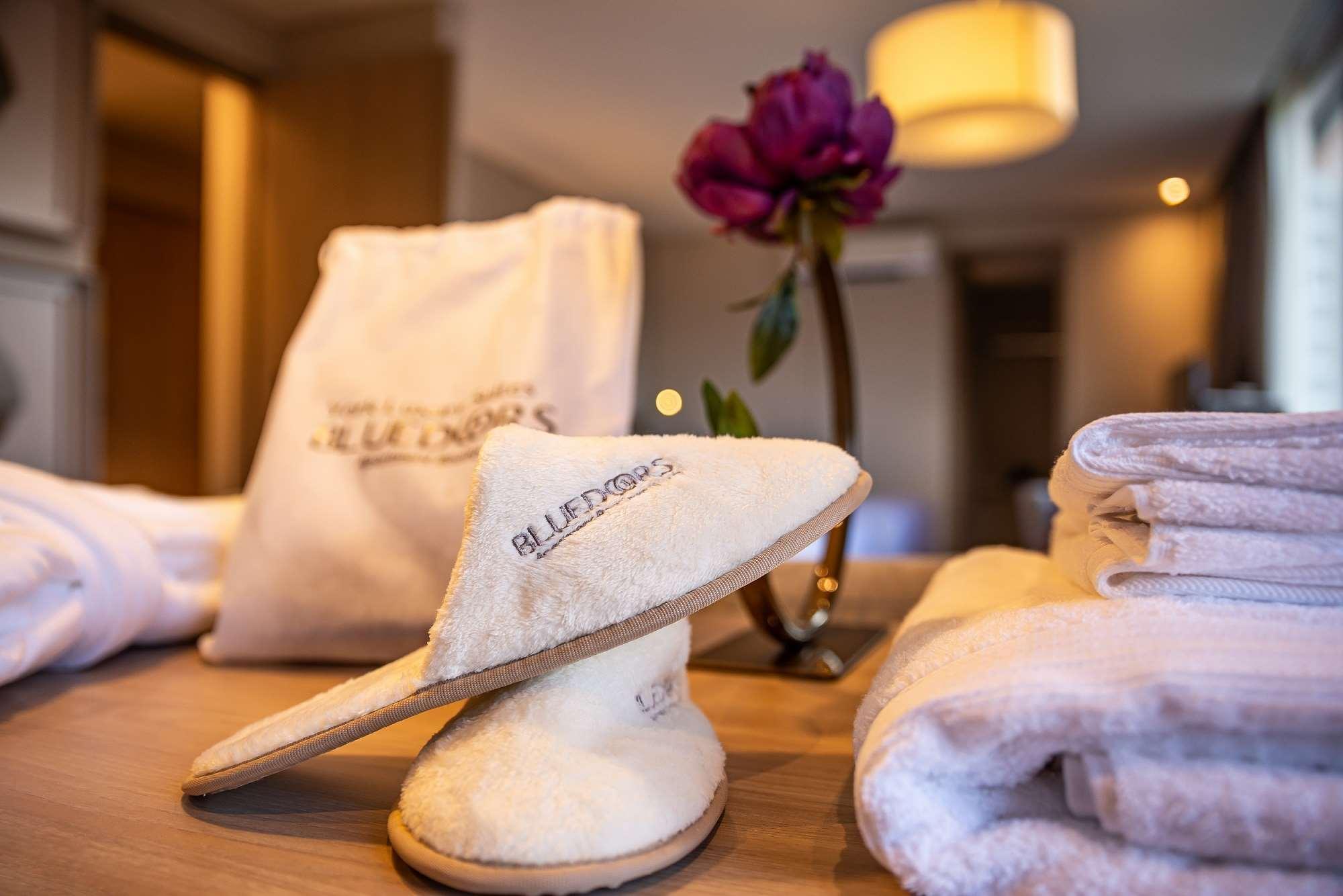 Hotel York Luxury Suites Medellin By Preferred Exteriör bild A pair of hotel slippers