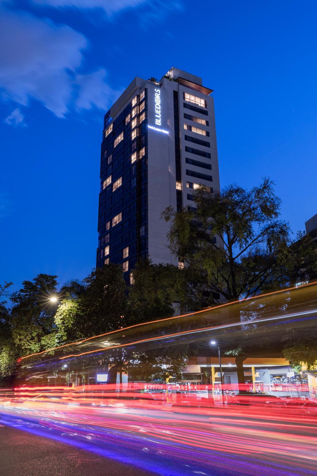 Hotel York Luxury Suites Medellin By Preferred Exteriör bild The hotel at night